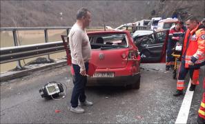 Patru persoane au fost rănite într-un accident, după ce două mașini s-au lovit frontal, în Vâlcea