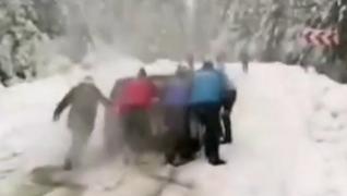 O sută de turişti, blocaţi cu maşinile în Dâmboviţa: jandarmii montani s-au chinuit 3 ore să-i scoată din nămeţi