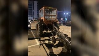 Doi bărbaţi din Iaşi au venit la mall cu tractorul, cu plug: au rupt bariera, au parcat utilajul şi au mers la păcănele. Cum i-a prins poliţia