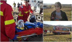 "Ţine! Ţine! Las-o la mine, aici!" Fetiță prinsă sub o căruță plină cu lemne, sub privirile îngrozite ale tatălui. Pompierii au intervenit cu șenilata