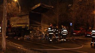 Incendiu pe străzile Sectorului 3: o maşină de gunoi a luat foc în mers, de la o ţigară aruncată printre deşeuri