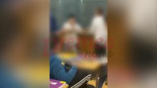 Bătaie cruntă între elevi, filmată în Bârlad. Și-au împărțit pumni și picioare, în timp ce un coleg face pe arbitrul, iar alți copii îi încurajează