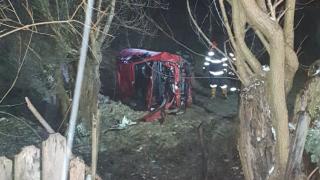 Tânăr de 21 de ani din Argeş, în stare gravă după ce a pierdut controlul volanului şi "a zburat" cu maşina într-o curte