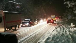 Bucata de drum de 12 km, parcursă de şoferi în 5 ore. Maşinile stau pe şosea ca în parcare