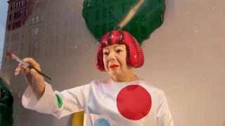 Louis Vuitton, omagiu inedit pentru pentru o artistă japoneză de 93 de ani în vitrina magazinului din New York