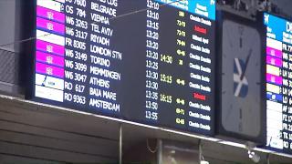 Haos pe Aeroportul Internaţional Henri Coandă, după prima ninsoare: Multe din avioane au rămas blocate la sol