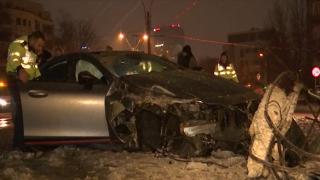Prima ninsoare din Capitală, coșmar pentru șoferi: Un tânăr drogat a derapat cu bolidul de lux și a pus la pământ un stâlp