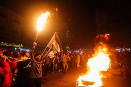 Scene ireale după atacul armat din Ierusalim. Palestinenii au cântat, au împărţit dulciuri şi au lansat un foc de artificii