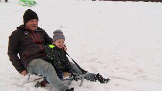 Parcurile din mai multe orașe din țară s-au transformat în piste de săniuş. Copiii s-au bucurat de primul strat de zăpadă: "E bucuria foarte mare"