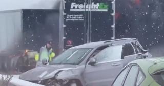 Carambol cu 80 de maşini pe o autostradă din SUA, din cauza poleiului şi viscolului. Zeci de oamen iau ajuns la spital