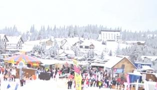 Campionatul naţional de Freestyle a adunat zeci de sportivi pe pârtia de la Păltiniş. Printre participanţi, un pensionar din Sibiu: "E frumos să mă dau cu tinerii"