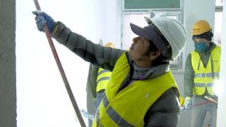 România, "El Dorado" pentru muncitorii din Sri Lanka şi Nepal. Ce salarii primesc Rokaya şi Yadab: "Dau cu var, cu glet"