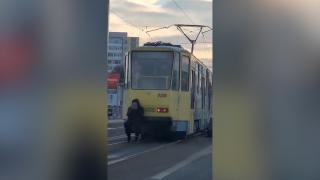 Și-a riscat viața ca să facă economie la bilet! Un bărbat din Ploiești, filmat în timp ce mergea pe tamponul unui tramvai din oraș