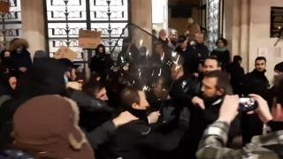 Franța, paralizată de greva generală. Marțea neagră a scos pe străzi jumătate de milion de oameni nemulțumiți de reforma pensiilor