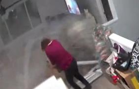 Momentul terifiant în care un bolovan uriaş, parcă "picat din cer", spulberă o casă din Hawaii. "A căzut chiar în faţa mea"