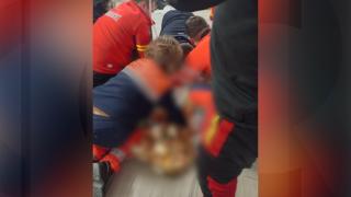 O clipă de neatenție a distrus o familie din Mehedinți. Salvatorii au încercat ore în șir să resusciteze un copilaș de 3 ani, dar inima lui a cedat în drum spre spital