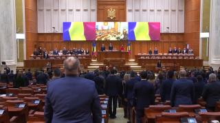 După aproape două luni de vacanță, parlamentarii și-au luat o zi liberă. Ce salarii primesc aleșii pentru câteva ore de muncă