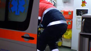 Dezbrăcată de ambulanţier, o fată de 17 ani spune că a trecut prin clipe grele. Imaginile de pe camere au fost ridicate