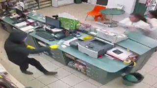 Tentativă de jaf la o farmacie din Capitală. Înarmat cu un cuțit, un bărbat a încercat să facă rost de bani pentru a-și plăti datoriile cauzate de jocurile de noroc