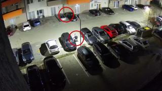 Hoţi de maşini, filmaţi în acţiune, la Timişoara. Au luat la verificat peste 40 de vehicule din parcarea unui bloc