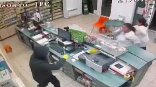 După ce a pierdut banii la păcănele, a mers să se "trateze" la farmacie. Angajatul firmei de ride-sharing le-a ameninţat pe vânzătoare cu cuţitul