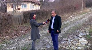 Bătaie pe casele de 2.000 de euro, vândute în satul în care mai trăiesc doar 3 familii. "Sunt mulţi care vor să vină aici"