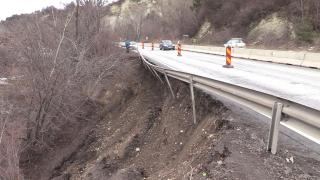 Se circulă doar pe o singură bandă pe DN 1, după ce o porţiune de 60m din drum s-a surpat: Poliţia spune că nu vor fi ambuteiaje în weekend