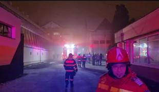 Panică în Baia Mare, după ce oameni ai străzii au spart lacătul unei clădiri abandonate și au aprins focul înăuntru, ca să se încălzească