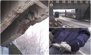 Un pasaj CFR care trece peste un drum naţional ar putea provoca oricând o tragedie. "Dacă îţi vine în parbriz, intră direct în maşină"