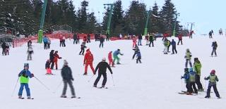 De la copii, la bunici, românii au luat cu asalt pârtiile în primul weekend "alb" din această iarnă: cozi uriaşe la telegondele