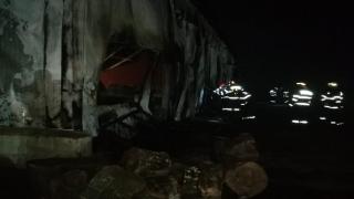 Un depozit plin cu azotat de amoniu şi combustibil a ars ca o torţă, în Galați. A fost un pericol uriaș de explozie