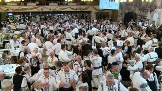 Balul Însuraţilor de la Reghin, motiv de sărbătoare pentru localnici. Iubitorii de tradiţie au îmbrăcat costumele populare vechi de sute de ani