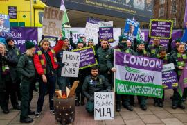 Cea mai mare grevă din istoria sistemului medical britanic. Mii de asistenţi şi ambulanţieri vor ieşi în stradă să ceară creşteri salariale