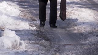 Cum să cazi pe gheaţă "corect", ca să eviţi răni şi durere. Sfatul medicului