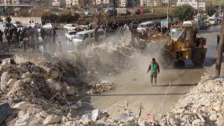 Salvatorii români au scos o familie prinsă sub dărâmături, în Turcia. Sunt ajutaţi de câini dresaţi special