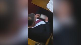 Un deputat sârb a demisionat, după ce s-a uitat la materiale pornografice în timpul unei şedinţe parlamentare