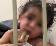 Răvăşitor: Un copilaş din Siria scos de sub dărâmături se bucură de banana primită în dar. Nu ştie deocamdată că este singurul supravieţuitor din familia sa