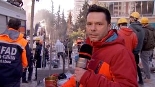 Corespondență Observator din Turcia. Momentul de speranță al salvatorilor: fac liniște cu toții și ascultă dacă există supraviețuitori sub ruine