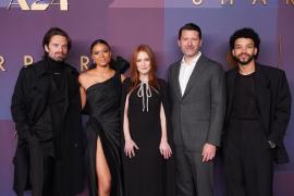 Sebastian Stan, alături de Julianne Moore la premiera noului thriller psihologic "Sharper", la Londra