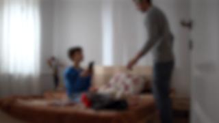 Două surori, de 7 și 8 ani, violate de tatăl lor. Fetițele au povestit învățătoarei calvarul prin care au trecut