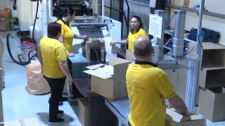 Angajaţii unei fabrici din Iaşi s-au pus pe găsit colegi, după ce au aflat câţi bani primesc recompensă. "Am vorbit pe la familie, cunoscuţi, vecini"