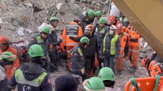 Corespondenţă Observator din Turcia. Momentul în care salvatorii încearcă să scoată o tânără de sub dărâmături, la peste 100 de ore