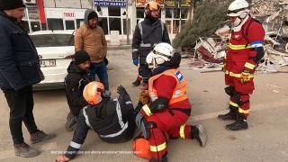 Salvatorii muncesc până la epuizare pentru a scoate supraviețuitorii de sub dărâmături. Mulți dintre ei ajung chiar să aibă nevoie de îngrijiri medicale