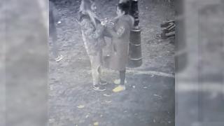 Imagini cu hoaţele care au furat lucrurile unor tineri dintr-un club din Bucureşti. Una dintre femei a fost reţinută 