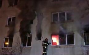 Incendiu de proporţii într-un bloc din Timiş. Doi oameni au ajuns la spital; alţi 13, între care  2 copii, au fost evacuaţi