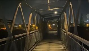 Adolescent de 16 ani, în stare critică, după ce a sărit de pe o pasarelă pe un vagon de tren. Şansele de supravieţuire, minime; are arsuri pe 80% din corp