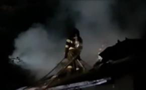 Incendiu puternic la o casă din Iaşi. Cinci echipaje de pompieri au încercat să stingă flăcările. Focul ar fi pornit de la o butelie