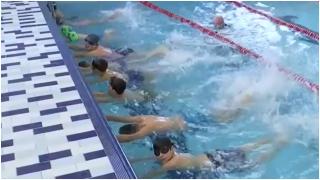 Bazinele de înot, pline de copii care îşi doresc să facă performanţă. Cât costă o şedinţă alături de un instructor