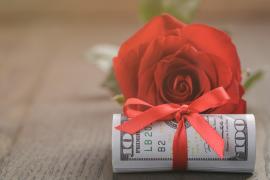 Ziua Îndrăgostiților se simte la buzunar: Dragostea e gratis, nu şi dovezile de iubire. Cu cât s-au scumpit cadourile