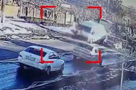 Două fete de 12 ani, izbite în plin pe o trecere de pietoni din Galați. Șoferul dă explicații, deși totul a fost filmat